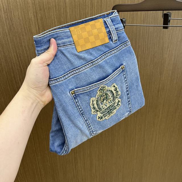 新款 Lv 高端定制品质 25Ss春夏最新款原单牛仔裤 柜台同步发售 原版定制复刻 客供五金辅料 原单品质 进口牛仔面料重工洗水 做工走线精细 上身绝佳，优选单