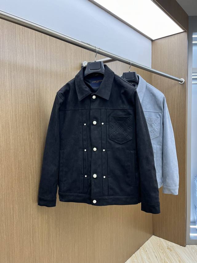 新品 Lv 2025开纯新款男士翻领夹克外套，高定专柜面料 透气舒适度高，细节无可挑剔，品牌元素设计理念，做工考究工艺复杂，专业代购级体现高品质。Lz手感细腻柔