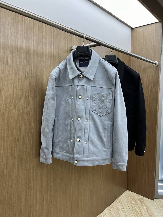 新品 Lv 2025开纯新款男士翻领夹克外套，高定专柜面料 透气舒适度高，细节无可挑剔，品牌元素设计理念，做工考究工艺复杂，专业代购级体现高品质。Lz手感细腻柔