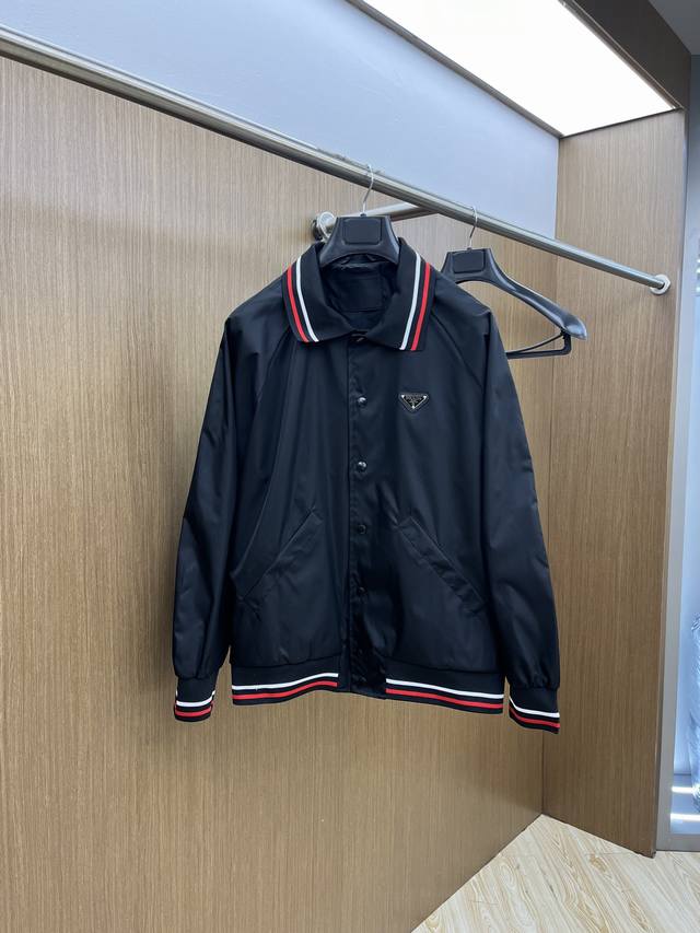 新品 Pd 2025开纯新款男士棒球领夹克外套，高定专柜面料 透气舒适度高，细节无可挑剔，品牌元素设计理念，做工考究工艺复杂，专业代购级体现高品质。Lz手感细腻