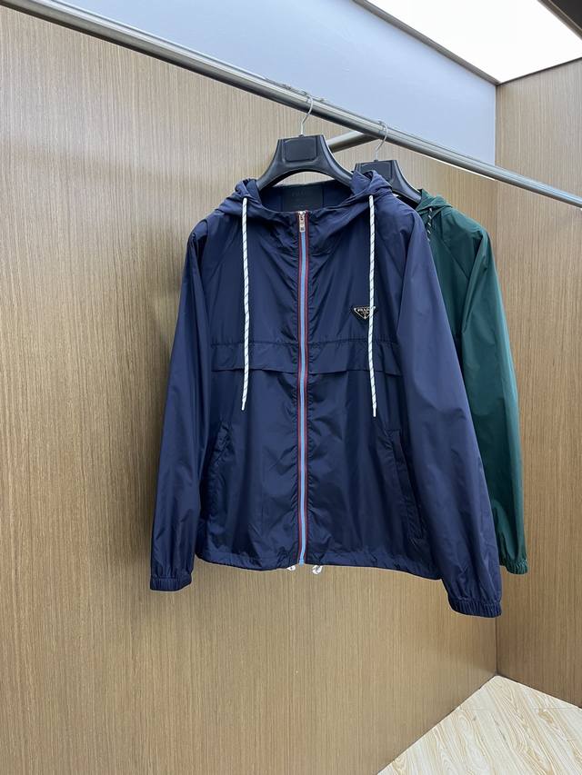 新品 Pd 2540开春新款男士连帽夹克外套，高定专柜面料 透气舒适度高，细节无可挑剔，品牌元素设计理念，做工考究工艺复杂，专业代购级体现高品质。Lz手感细腻柔