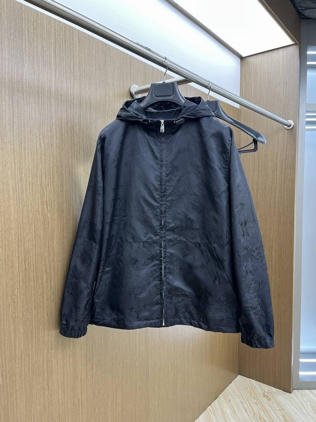 新品 Lv 2540春夏官网新款男士连帽夹克外套 高定专柜面料 透气舒适度高，细节无可挑剔，品牌元素设计理念，做工考究工艺复杂，专业代购级体现高品质。Lz手感细