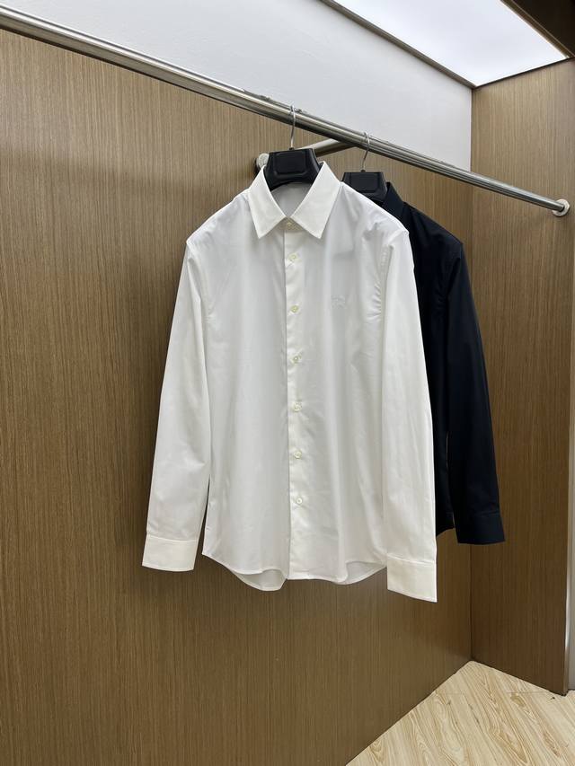 新品 Bbr Ss春夏新款时尚简约长袖衬衫，本款轻盈棉质衬衣采用全棉质地面料，经典简约设计搭配，清爽色调，颜色超超超超级赞，这一季最值得入手的单品，简约大气又精