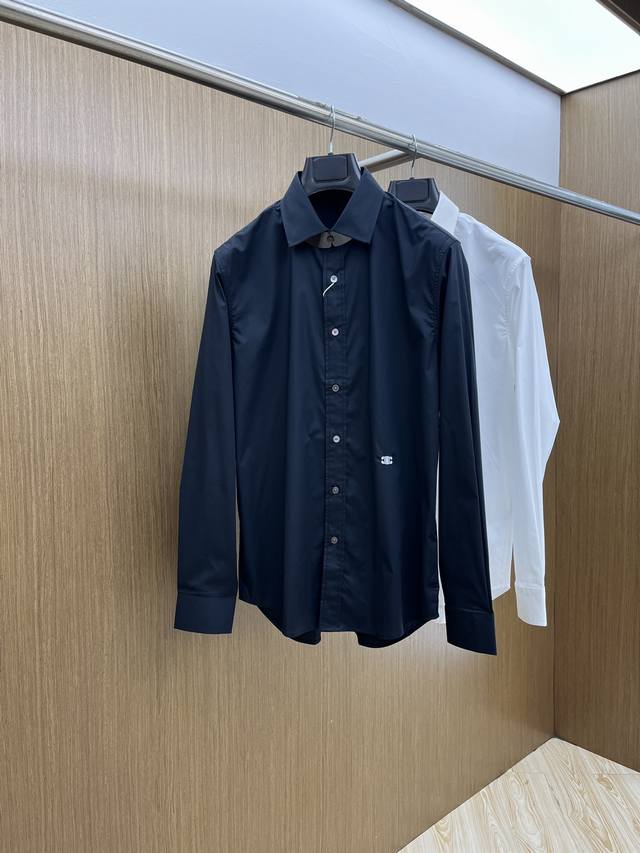 新品 Celine Ss春夏新款时尚简约长袖衬衫，本款轻盈棉质衬衣采用全棉质地面料，经典简约设计搭配，清爽色调，颜色超超超超级赞，这一季最值得入手的单品，简约大