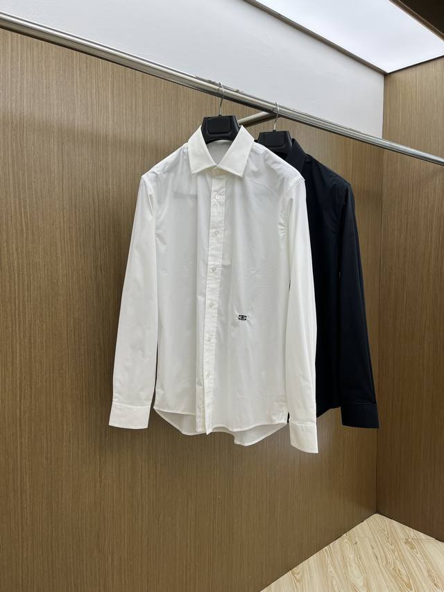 新品 Celine Ss春夏新款时尚简约长袖衬衫，本款轻盈棉质衬衣采用全棉质地面料，经典简约设计搭配，清爽色调，颜色超超超超级赞，这一季最值得入手的单品，简约大