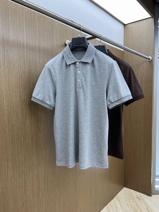 Lp独家定制工艺款 ,专柜同步2025Ss夏季新品，男士胸前经典徽标标识商务休闲撞色领短袖Polo衫！贸易公司渠道稀出，同步Gw发售！视觉颇为精致美观，彰显了品