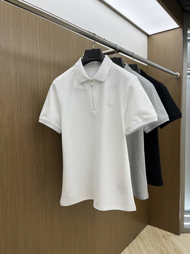 独家定制工艺款 ,专柜同步2025Ss夏季新品，男士胸前经典徽标标识商务休闲撞色领短袖Polo衫！贸易公司渠道稀出，同步Gw发售！视觉颇为精致美观，彰显了品牌特