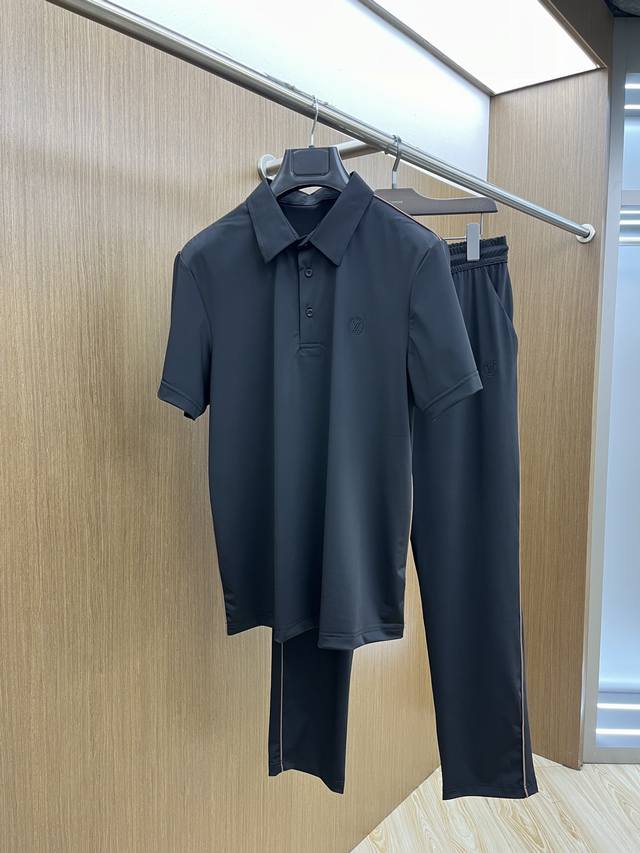 套 Lv 2540S春夏新品休闲套装 独家定制丝光棉棉面料，明星最爱时装味休闲简单大方 刺绣织带设计 工艺设计,干净利落剪裁 都市风十足 可供独家顶级定制面料，