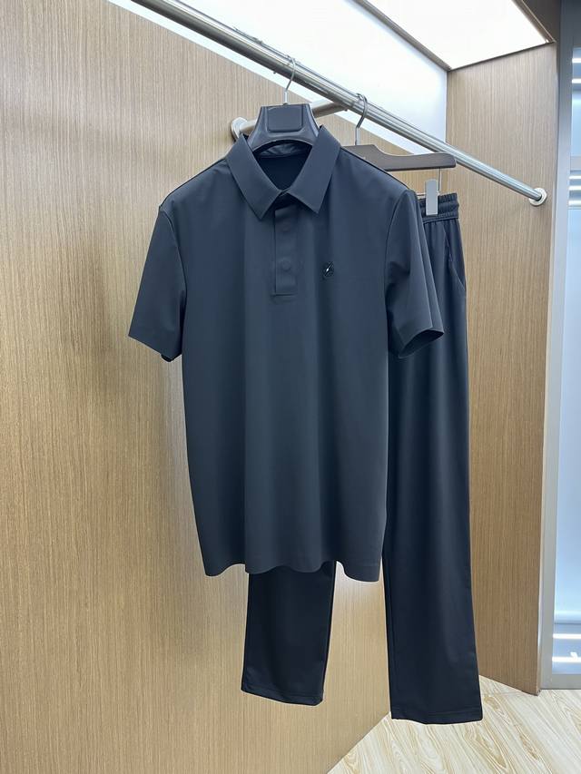 套 Zz 2540S春夏新品休闲套装 独家定制丝光棉棉面料，明星最爱时装味休闲简单大方 刺绣织带设计 工艺设计,干净利落剪裁 都市风十足 可供独家顶级定制面料，