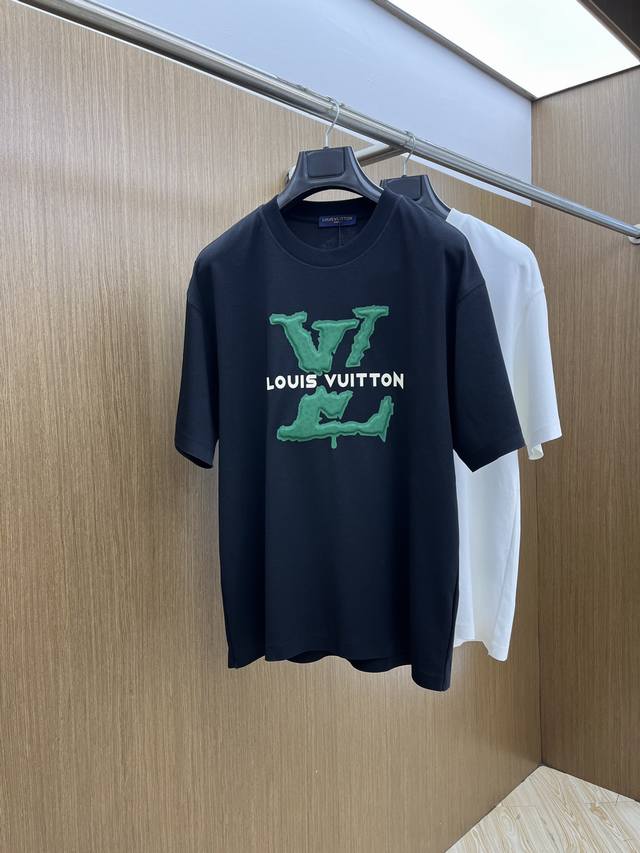 新品 Lv 专柜新款高定面料 250克纯棉 2025蛇年春夏专柜新品短袖时尚经典圆领短袖袖口下摆采用无痕设计 时尚单品设计，更加时尚舒适，高标准定制，上身非常有
