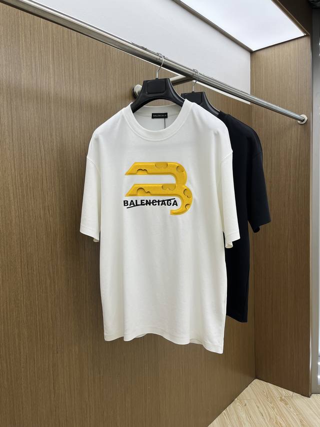 新品 Bbg 专柜新款高定面料 250克纯棉 2025蛇年春夏专柜新品短袖时尚经典圆领短袖袖口下摆采用无痕设计 时尚单品设计，更加时尚舒适，高标准定制，上身非常