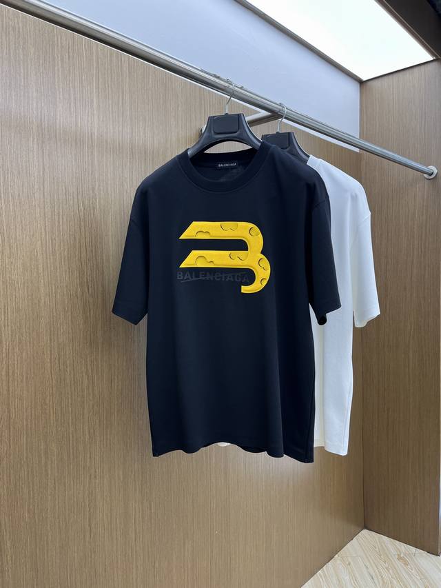 新品 Bbg 专柜新款高定面料 250克纯棉 2025蛇年春夏专柜新品短袖时尚经典圆领短袖袖口下摆采用无痕设计 时尚单品设计，更加时尚舒适，高标准定制，上身非常