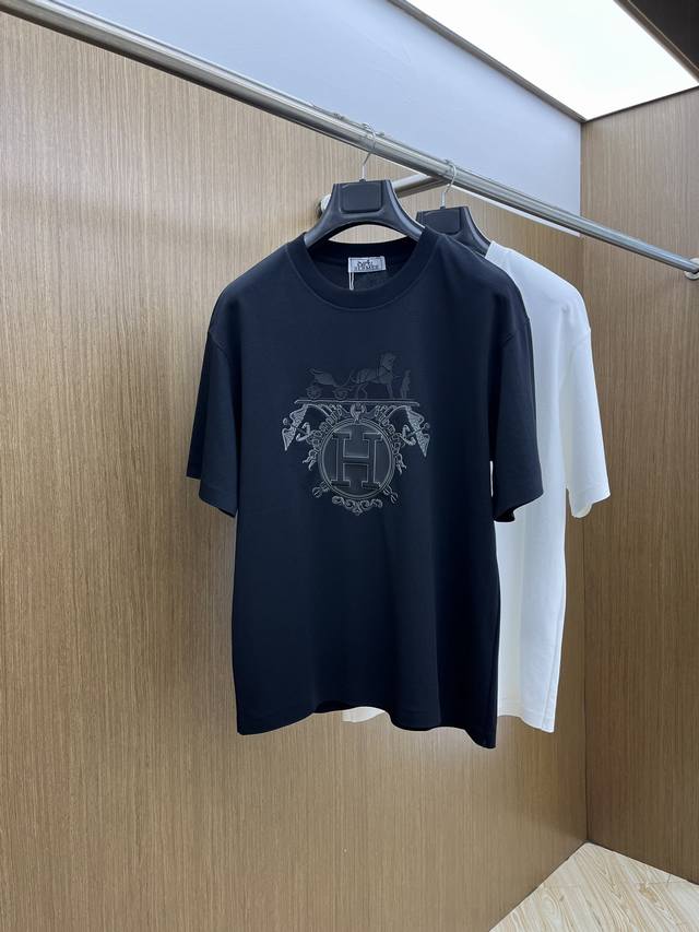 新品 Her 专柜新款高定面料 250克纯棉 2025蛇年春夏专柜新品短袖时尚经典圆领短袖袖口下摆采用无痕设计 时尚单品设计，更加时尚舒适，高标准定制，上身非常