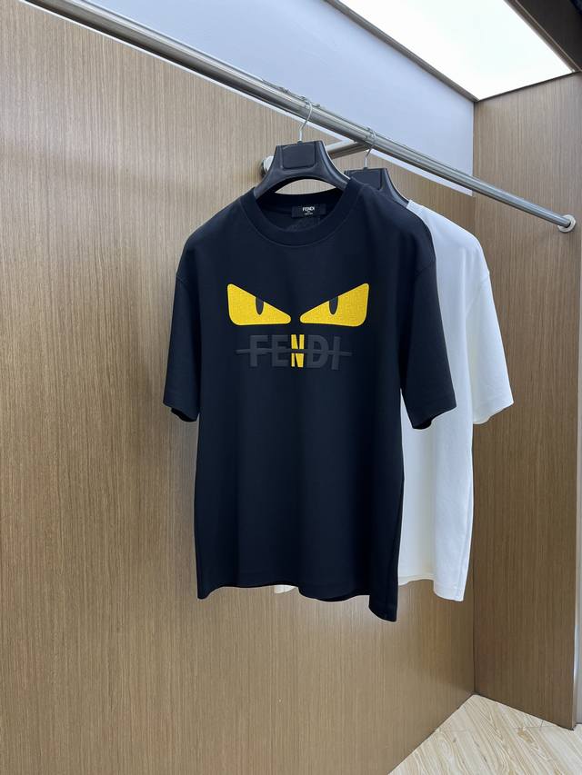 新品 Fd 专柜新款高定面料 250克纯棉 2025蛇年春夏专柜新品短袖时尚经典圆领短袖袖口下摆采用无痕设计 时尚单品设计，更加时尚舒适，高标准定制，上身非常有