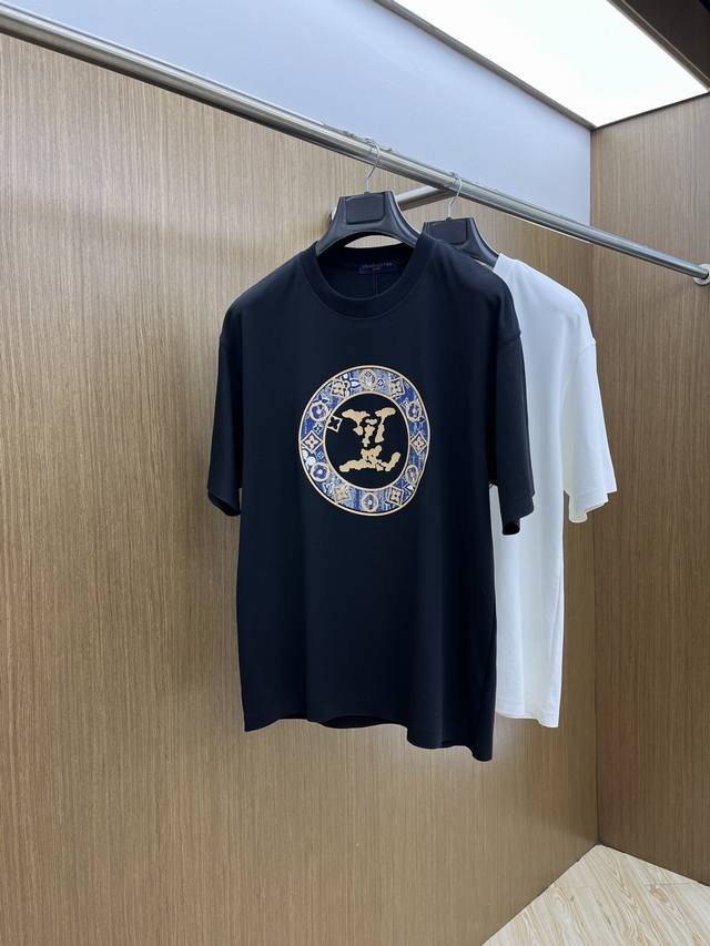 新品 Lv 专柜新款高定面料 250克纯棉 2025蛇年春夏专柜新品短袖时尚经典圆领短袖袖口下摆采用无痕设计 时尚单品设计，更加时尚舒适，高标准定制，上身非常有