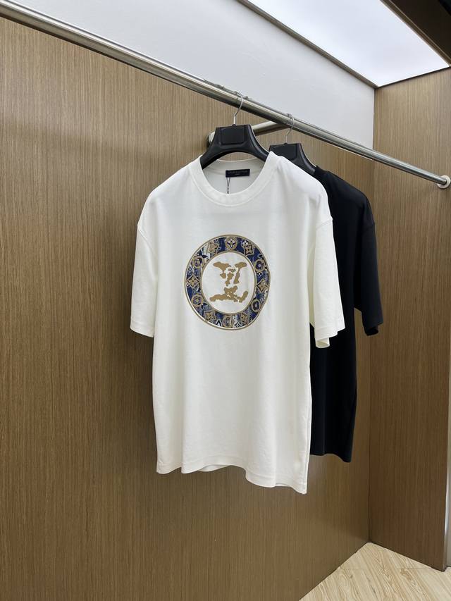 新品 Lv 专柜新款高定面料 250克纯棉 2025蛇年春夏专柜新品短袖时尚经典圆领短袖袖口下摆采用无痕设计 时尚单品设计，更加时尚舒适，高标准定制，上身非常有
