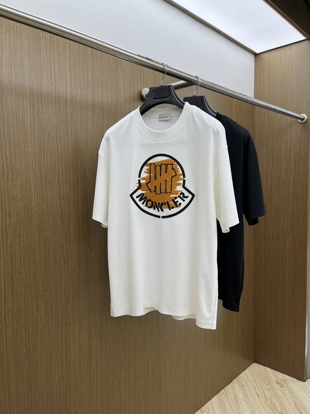 新品 Mon 专柜新款高定面料 250克纯棉 2025蛇年春夏专柜新品短袖时尚经典圆领短袖袖口下摆采用无痕设计 时尚单品设计，更加时尚舒适，高标准定制，上身非常
