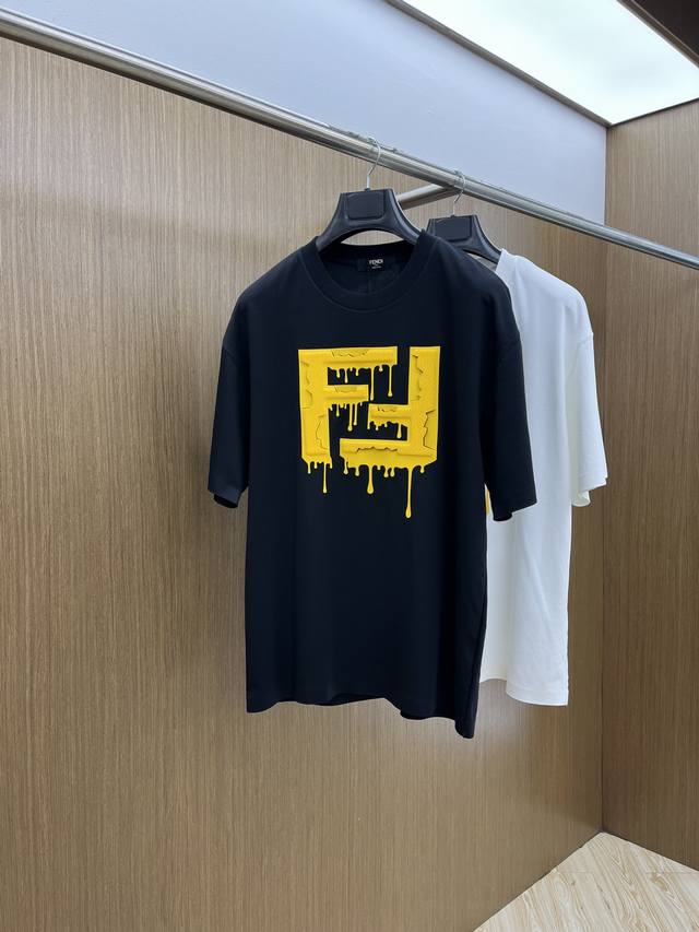 新品 Fd 专柜新款高定面料 250克纯棉 2025蛇年春夏专柜新品短袖时尚经典圆领短袖袖口下摆采用无痕设计 时尚单品设计，更加时尚舒适，高标准定制，上身非常有