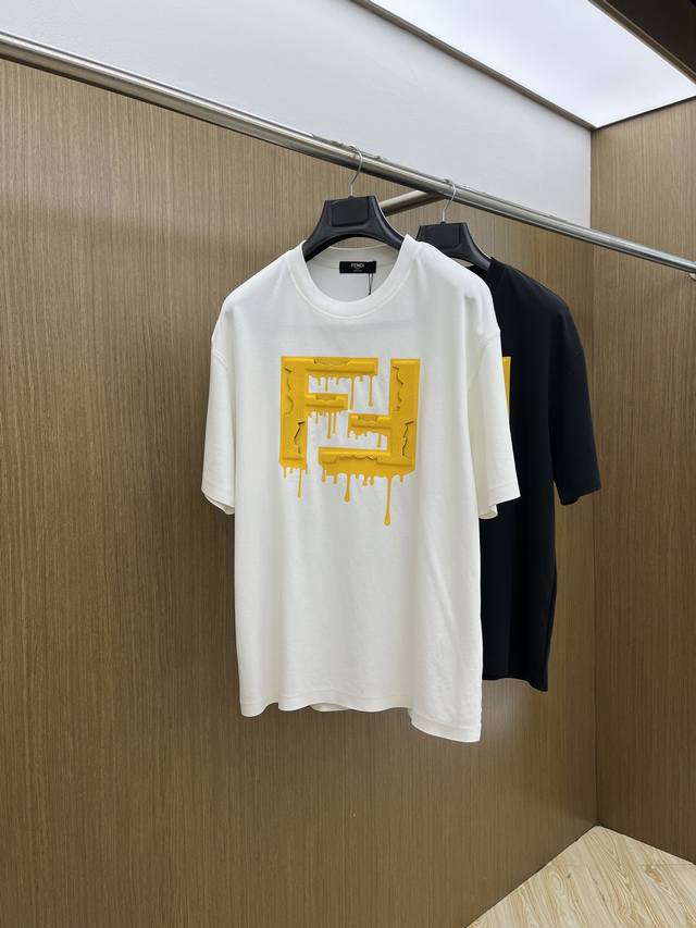 新品 Fd 专柜新款高定面料 250克纯棉 2025蛇年春夏专柜新品短袖时尚经典圆领短袖袖口下摆采用无痕设计 时尚单品设计，更加时尚舒适，高标准定制，上身非常有