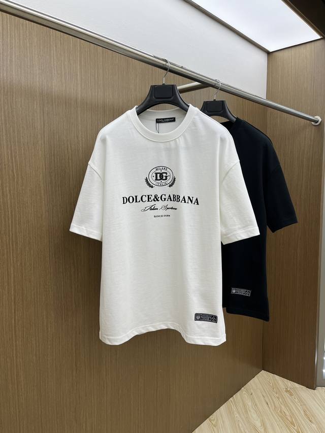 Dg Ss夏装新品 专柜在售 最新系列图案Logo短袖T恤 必须人手一件的节奏！ 进口顶极精梳棉面料，极为亲肤舒适 摸上去非常的细腻，质感很好，完美体现立体感