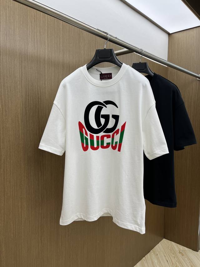 Guc Ss夏装新品 专柜在售 最新系列图案Logo短袖T恤 必须人手一件的节奏！ 进口顶极精梳棉面料，极为亲肤舒适 摸上去非常的细腻，质感很好，完美体现立体感
