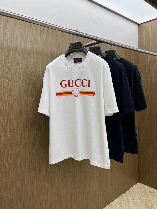 Guc Ss夏装新品 专柜在售 最新系列图案Logo短袖T恤 必须人手一件的节奏！ 进口顶极精梳棉面料，极为亲肤舒适 摸上去非常的细腻，质感很好，完美体现立体感