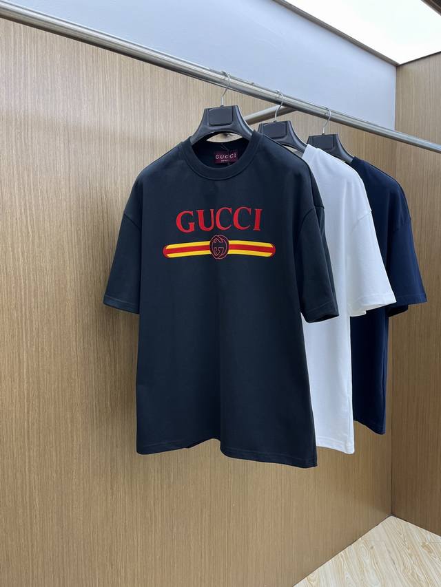 Guc Ss夏装新品 专柜在售 最新系列图案Logo短袖T恤 必须人手一件的节奏！ 进口顶极精梳棉面料，极为亲肤舒适 摸上去非常的细腻，质感很好，完美体现立体感