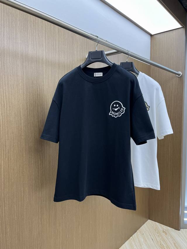 Mon Ss夏装新品 专柜在售 最新系列图案Logo短袖T恤 必须人手一件的节奏！ 进口顶极精梳棉面料，极为亲肤舒适 摸上去非常的细腻，质感很好，完美体现立体感