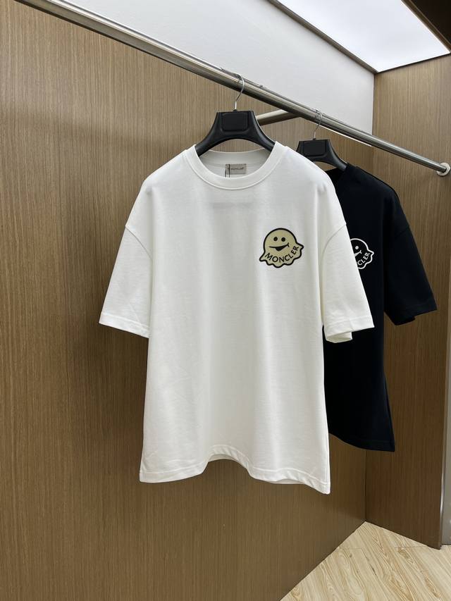 Mon Ss夏装新品 专柜在售 最新系列图案Logo短袖T恤 必须人手一件的节奏！ 进口顶极精梳棉面料，极为亲肤舒适 摸上去非常的细腻，质感很好，完美体现立体感