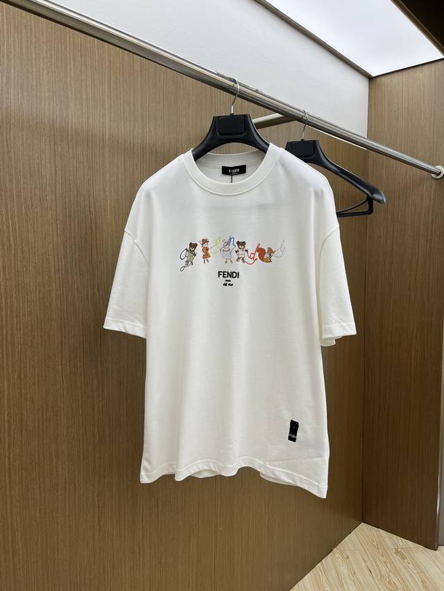 Fd Ss夏装新品 专柜在售 最新系列图案Logo短袖T恤 必须人手一件的节奏！ 进口顶极精梳棉面料，极为亲肤舒适 摸上去非常的细腻，质感很好，完美体现立体感