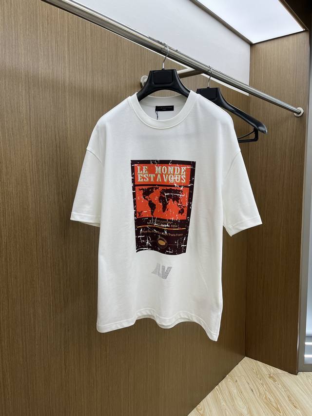 Lv Ss夏装新品 专柜在售 最新系列图案Logo短袖T恤 必须人手一件的节奏！ 进口顶极精梳棉面料，极为亲肤舒适 摸上去非常的细腻，质感很好，完美体现立体感