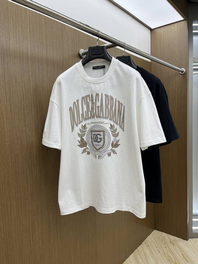 Dg Ss夏装新品 专柜在售 最新系列图案Logo短袖T恤 必须人手一件的节奏！ 进口顶极精梳棉面料，极为亲肤舒适 摸上去非常的细腻，质感很好，完美体现立体感