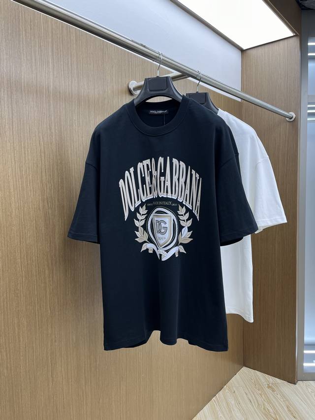 Dg Ss夏装新品 专柜在售 最新系列图案Logo短袖T恤 必须人手一件的节奏！ 进口顶极精梳棉面料，极为亲肤舒适 摸上去非常的细腻，质感很好，完美体现立体感