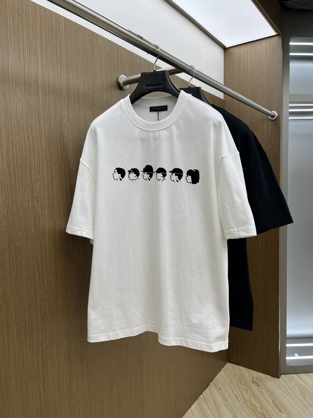 Lv Ss夏装新品 专柜在售 最新系列图案Logo短袖T恤 必须人手一件的节奏！ 进口顶极精梳棉面料，极为亲肤舒适 摸上去非常的细腻，质感很好，完美体现立体感