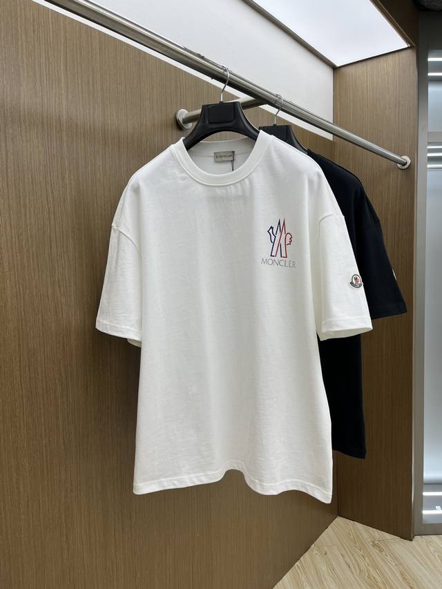 Mon Ss夏装新品 专柜在售 最新系列图案Logo短袖T恤 必须人手一件的节奏！ 进口顶极精梳棉面料，极为亲肤舒适 摸上去非常的细腻，质感很好，完美体现立体感