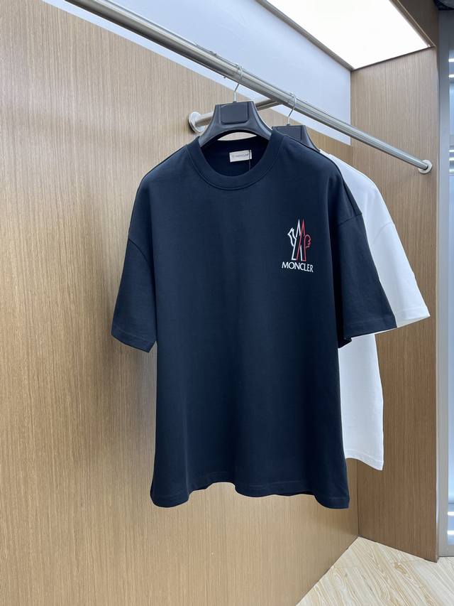 Mon Ss夏装新品 专柜在售 最新系列图案Logo短袖T恤 必须人手一件的节奏！ 进口顶极精梳棉面料，极为亲肤舒适 摸上去非常的细腻，质感很好，完美体现立体感