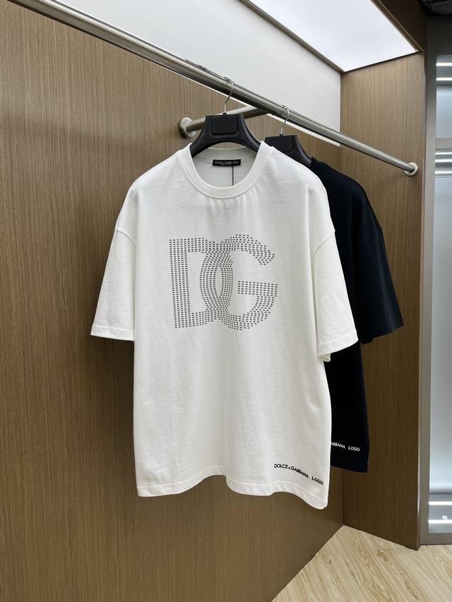 Dg Ss夏装新品 专柜在售 最新系列图案Logo短袖T恤 必须人手一件的节奏！ 进口顶极精梳棉面料，极为亲肤舒适 摸上去非常的细腻，质感很好，完美体现立体感