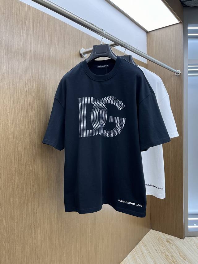 Dg Ss夏装新品 专柜在售 最新系列图案Logo短袖T恤 必须人手一件的节奏！ 进口顶极精梳棉面料，极为亲肤舒适 摸上去非常的细腻，质感很好，完美体现立体感