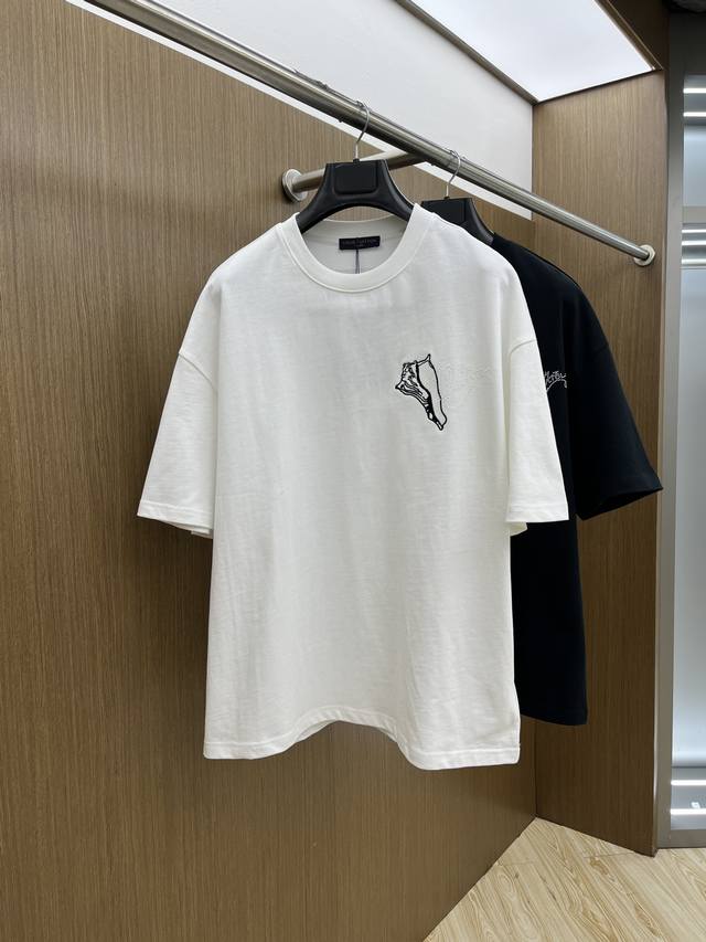 Lv Ss夏装新品 专柜在售 最新系列图案Logo短袖T恤 必须人手一件的节奏！ 进口顶极精梳棉面料，极为亲肤舒适 摸上去非常的细腻，质感很好，完美体现立体感