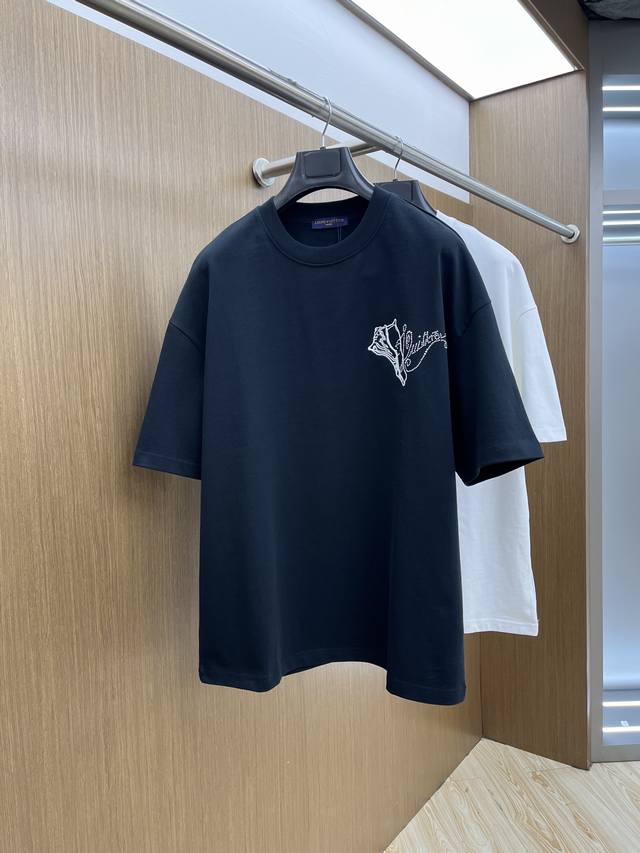 Lv Ss夏装新品 专柜在售 最新系列图案Logo短袖T恤 必须人手一件的节奏！ 进口顶极精梳棉面料，极为亲肤舒适 摸上去非常的细腻，质感很好，完美体现立体感