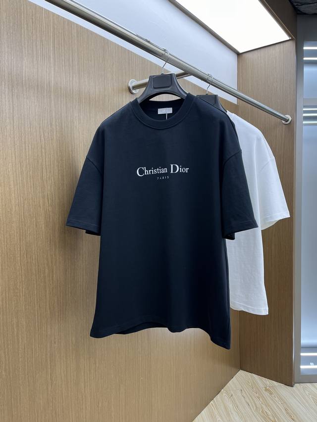 Cd Ss夏装新品 专柜在售 最新系列图案Logo短袖T恤 必须人手一件的节奏！ 进口顶极精梳棉面料，极为亲肤舒适 摸上去非常的细腻，质感很好，完美体现立体感