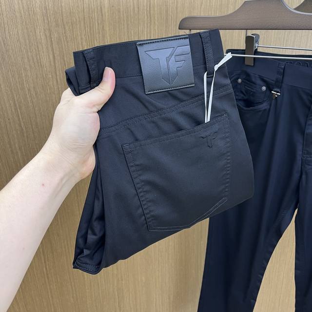 新品 Tf 2540春夏新品休闲裤西裤，官网同步发售，裤身工艺设计，进口客供辅料、面料定制，代工厂P出品免检！每个细节做到极致，原版五金配件，潮范十足、上身有型