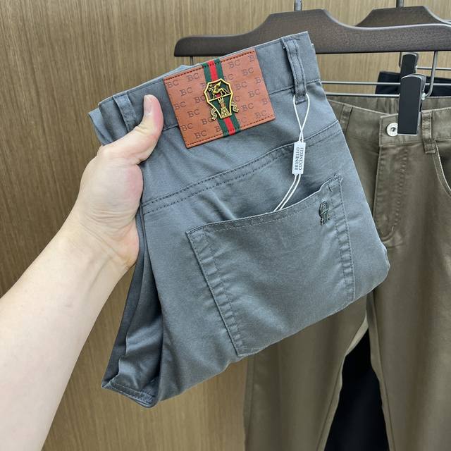 Bc 2540Ss春夏新品，官网同步有售，男士高端商务休闲西裤，高端进口面料，带弹力，后面采用硅胶字母压胶，五搭配，即经典又时尚，合体裁缝，上身效果无约束感 ，