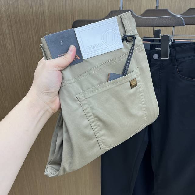 Zz 2540Ss春夏新品，官网同步有售，男士高端商务休闲西裤，高端进口面料，带弹力，后面采用硅胶字母压胶，五搭配，即经典又时尚，合体裁缝，上身效果无约束感 ，