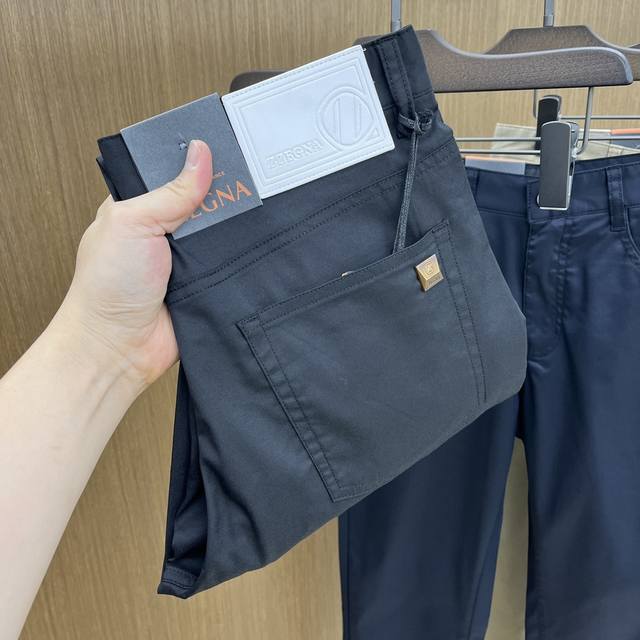 Zz 2540Ss春夏新品，官网同步有售，男士高端商务休闲西裤，高端进口面料，带弹力，后面采用硅胶字母压胶，五搭配，即经典又时尚，合体裁缝，上身效果无约束感 ，