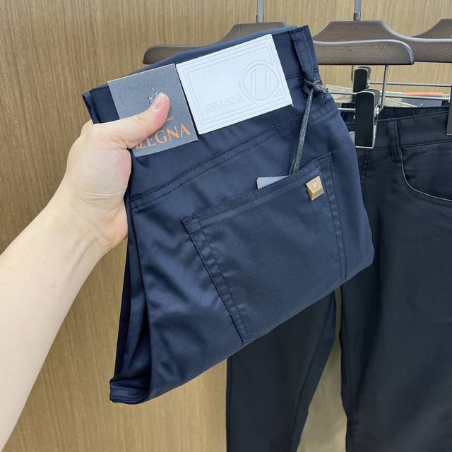 Zz 2540Ss春夏新品，官网同步有售，男士高端商务休闲西裤，高端进口面料，带弹力，后面采用硅胶字母压胶，五搭配，即经典又时尚，合体裁缝，上身效果无约束感 ，