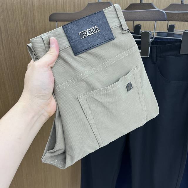 Zz 2540Ss春夏新品，官网同步有售，男士高端商务休闲西裤，高端进口面料，带弹力，后面采用硅胶字母压胶，五搭配，即经典又时尚，合体裁缝，上身效果无约束感 ，