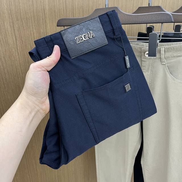 Zz 2540Ss春夏新品，官网同步有售，男士高端商务休闲西裤，高端进口面料，带弹力，后面采用硅胶字母压胶，五搭配，即经典又时尚，合体裁缝，上身效果无约束感 ，