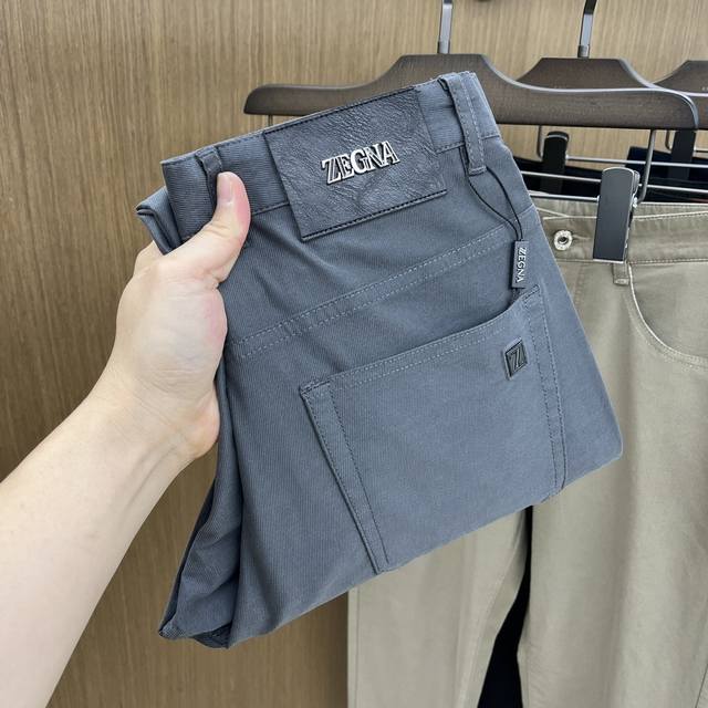 Zz 2540Ss春夏新品，官网同步有售，男士高端商务休闲西裤，高端进口面料，带弹力，后面采用硅胶字母压胶，五搭配，即经典又时尚，合体裁缝，上身效果无约束感 ，