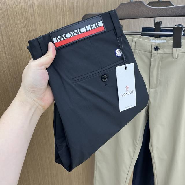 Mon 2540Ss春夏新品，官网同步有售，男士高端商务休闲西裤，高端进口面料，带弹力，后面采用硅胶字母压胶，五搭配，即经典又时尚，合体裁缝，上身效果无约束感